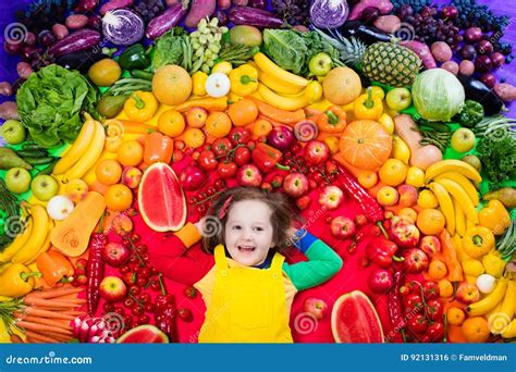 Bambino che mangia frutta e verdura con gioia