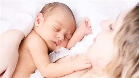 Madre e neonato pelle a pelle