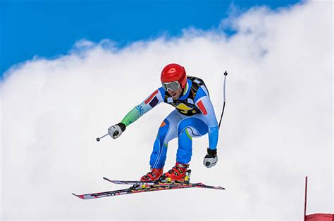 Sciatore in tuta da gara di discesa
