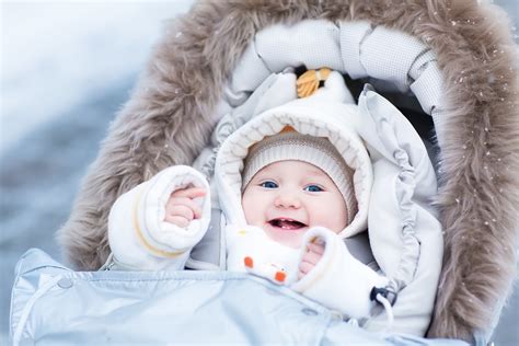 Consigli per vestire il neonato in estate e inverno