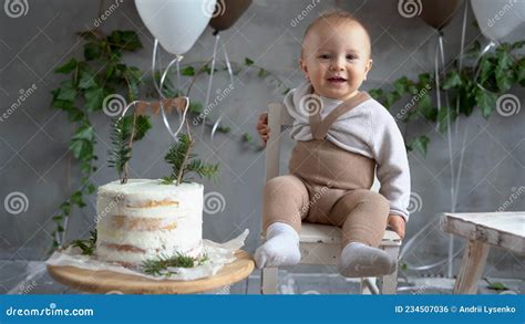 genitori festeggiano primo compleanno bambino