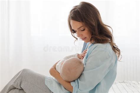Immagine di una madre che allatta il proprio neonato