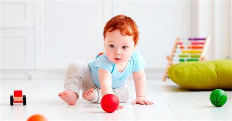 Bambino che gioca felice, in un ambiente luminoso, simbolo di benessere generale