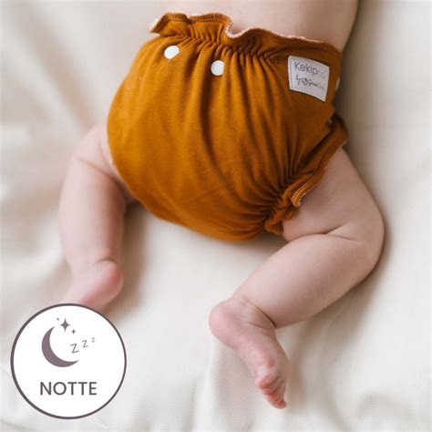 Bambino con pannolino lavabile e pianeta terra