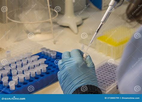Tecnico di laboratorio che prepara un campione per l'analisi