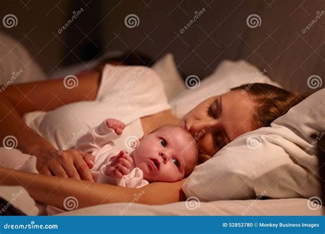 genitori che dormono con il neonato in una culla co-sleeping