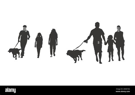 Famiglia con cane protetto da tutina impermeabile in passeggiata
