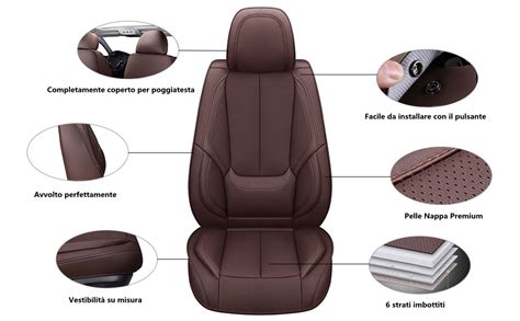 Genitori che installano un coprisedile auto