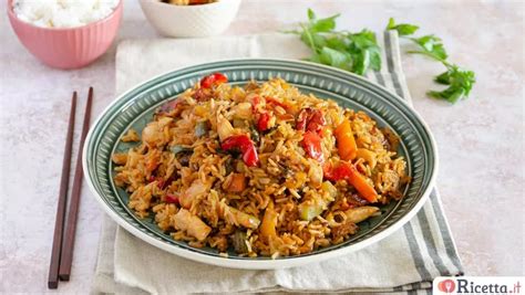 Piatto di pollo con peperoni e riso