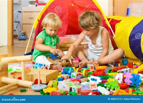 Bambini che giocano con giocattoli Prénatal