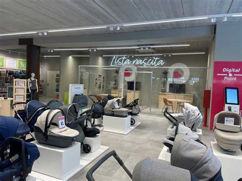 Interno del negozio Prénatal con le scaffalature e l'area Just Play