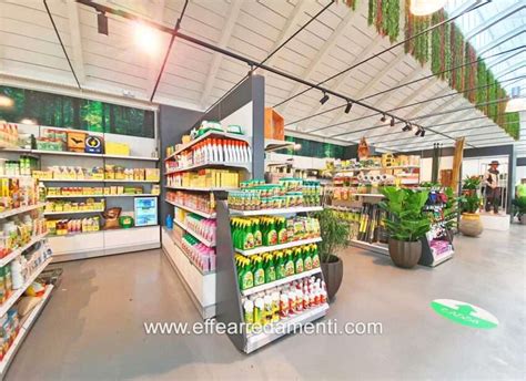 Esposizione curata di prodotti per neonati e articoli per la mamma