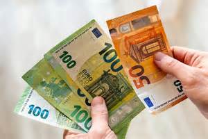 Mani che tengono in mano un biberon e una banconota con un simbolo di bonus.