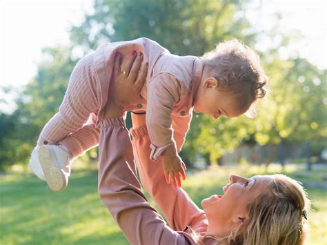 Bambino che indossa abiti Prénatal