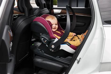 Seggiolino auto installato in senso contrario di marcia con un bambino
