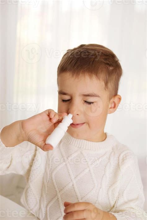 Bambino che utilizza uno spray nasale
