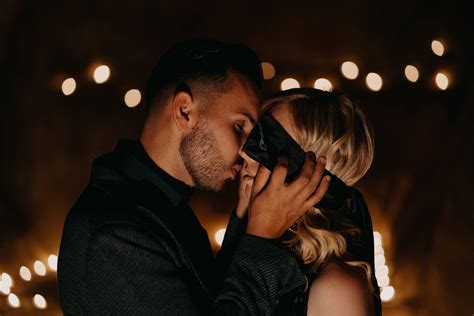 Illustrazione di diverse posizioni sessuali che agevolano la discesa dello sperma