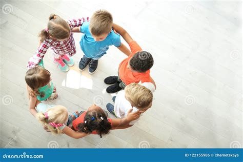 fotografia di un gruppo di bambini in cerchio che cantano e giocano con i colori