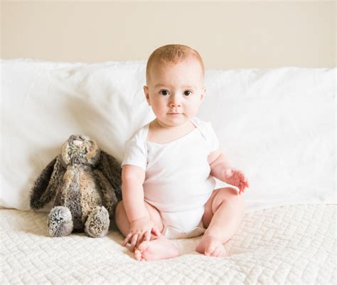 bambino di 8 mesi che gioca in un ambiente sicuro
