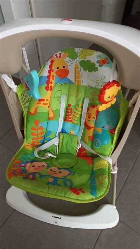 Dettaglio della giostrina con stelle marine e pesci nel seggiolino altalena Fisher-Price Aquarium