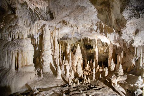 Stalattiti e Stalagmiti nelle Grotte di Frasassi