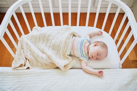 Un bambino che dorme serenamente in una culla con lenzuola morbide