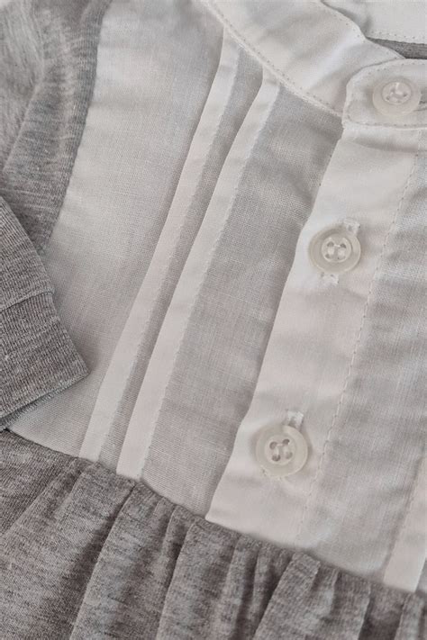 dettaglio di bottoncini a pressione su una tutina