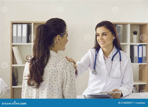 Donna in consulto medico sulla fertilità
