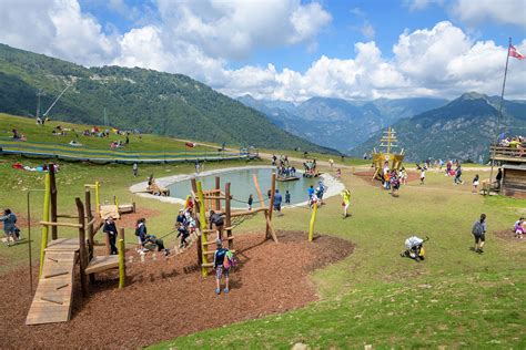 Parco giochi in montagna con bambini