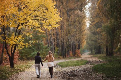 Coppia che passeggia in un parco rigoglioso