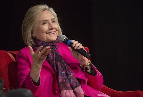 Hillary Clinton in un discorso pubblico