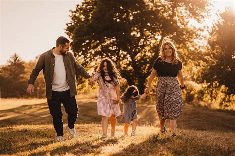 Una famiglia felice che passeggia in città con un passeggino leggero e compatto