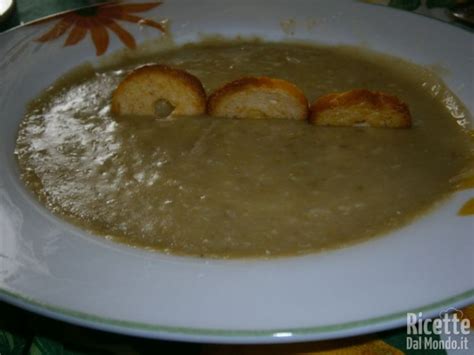 ciotola di passato di legumi con crostini
