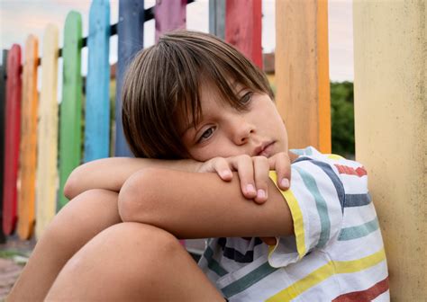 Bambino con espressione di disagio mentre si sforza