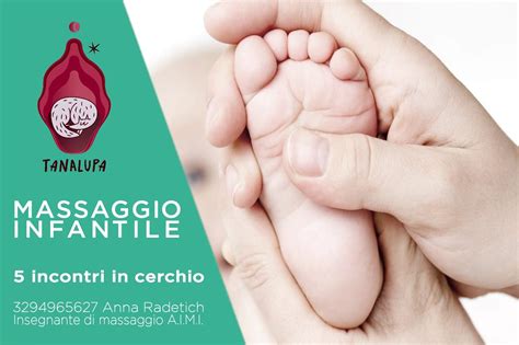 Genitore che esegue massaggio al pancino del bambino