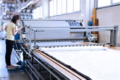 Tavolo di taglio automatico con tessuto steso