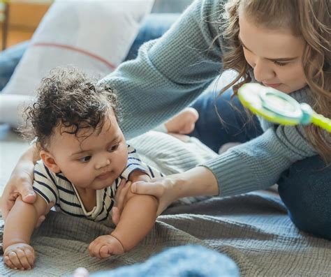 Genitore e bambino sul tappeto gioco