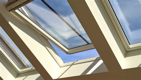 Letto contenitore in mansarda sotto un lucernario con vista sulle stelle