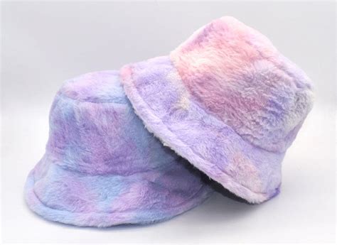 Bambini con cappelli vari