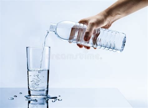 Bottiglia di Acqua Sorgesana e un bicchiere d'acqua fresca