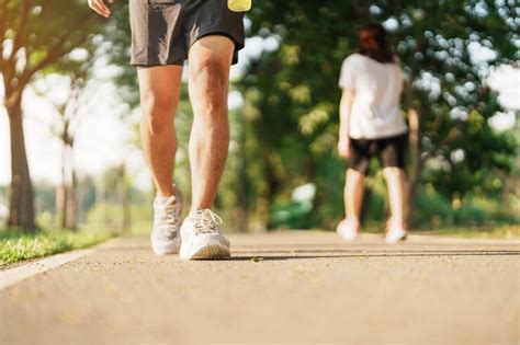 Uomo che fa jogging al parco