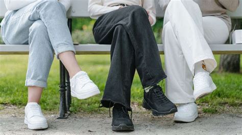 Donne incinte che evitano di accavallare le gambe
