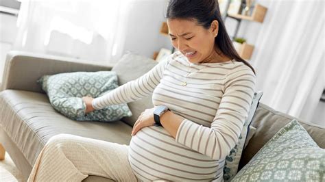 Donna in travaglio che respira profondamente e si idrata