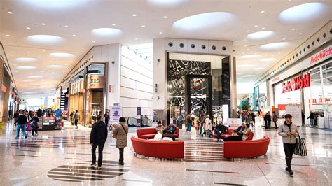 Veduta di un moderno centro commerciale nel territorio veneto