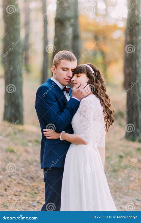 Coppia che si abbraccia con tristezza