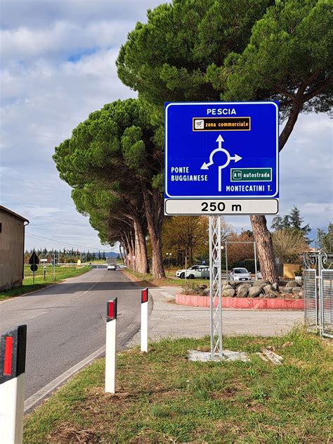 Segnaletica stradale per Via Tuscolana e Viale Furio Camillo