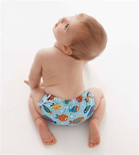 Bambino che indossa un costume contenitivo in piscina