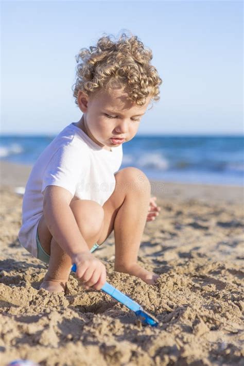 Bambino che gioca sulla sabbia con un costume contenitivo