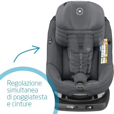 Bambino felice in auto con il seggiolino Bébé Confort