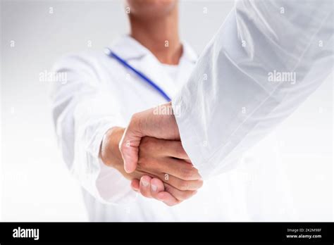 Due medici che stringono la mano